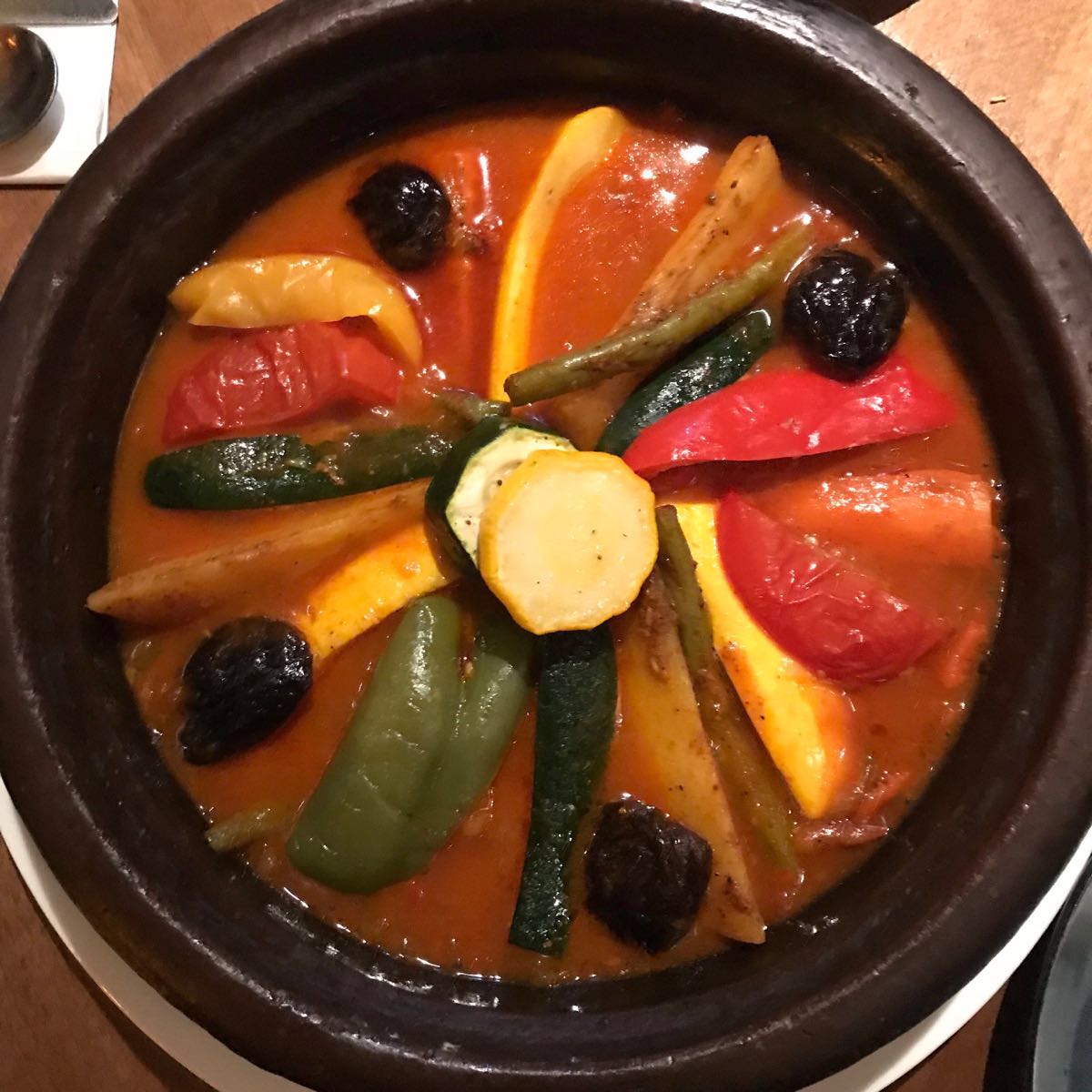 了个蔬菜塔金和鸡肉杏仁卷,基本上和我在卡萨吃的那顿摩洛哥菜一样地