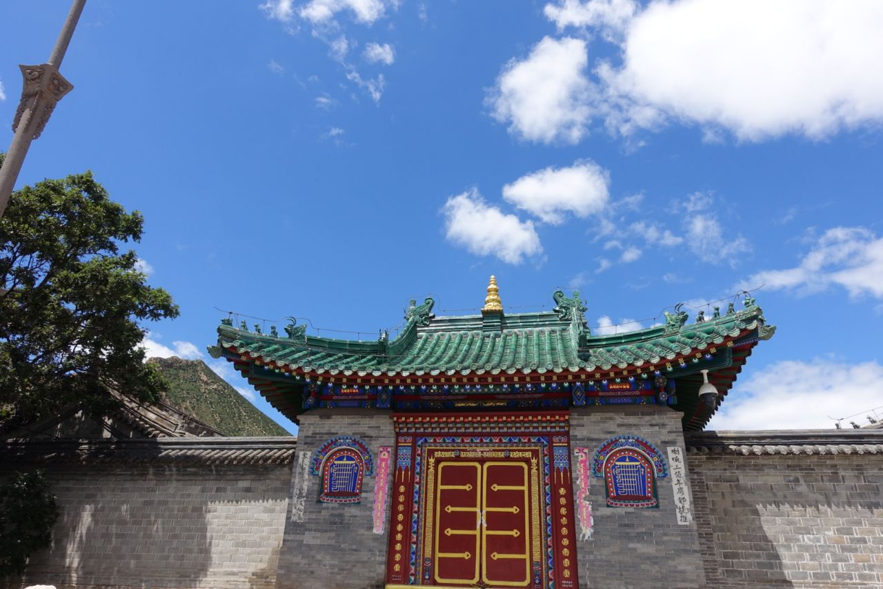 乌素图召主要由庆缘寺,法禧寺,长寿寺,广寿寺,罗汉