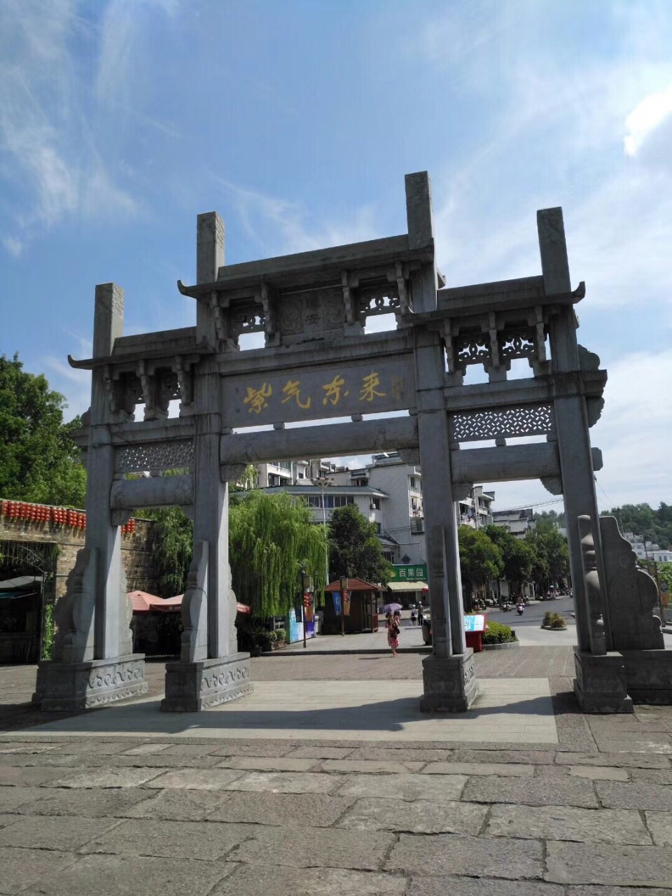 黎阳老街没有屯溪老街好玩,黎阳比较现代化,屯溪有点凤凰古城的味道