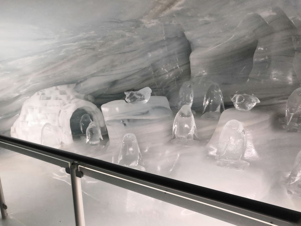 2013 年 9 月 24 日，瑞士少女峰冰宫，少女峰峰下深处的冰洞，游客在里面行走风景名胜免费下载_jpg格式_2848像素_编号 ...