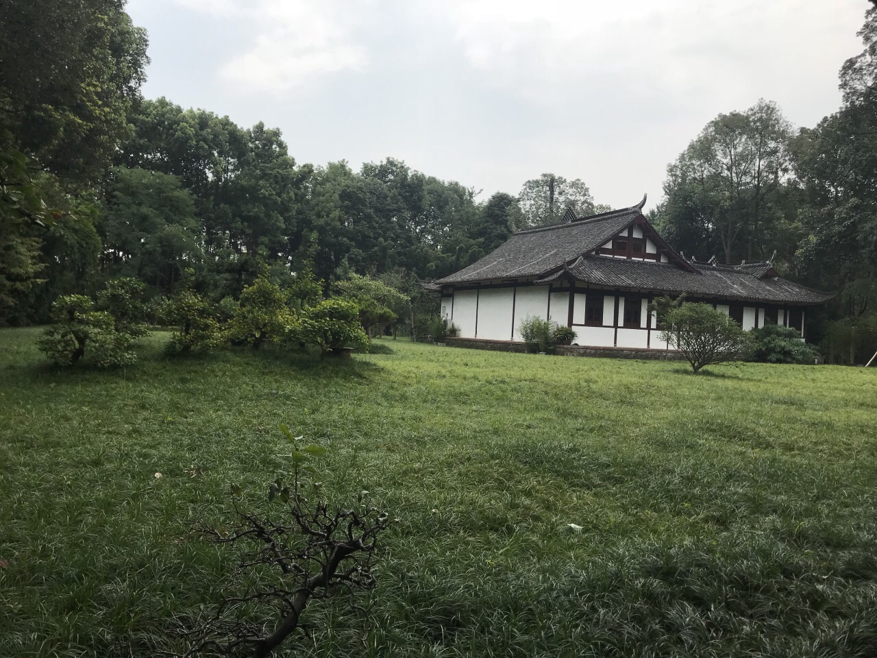 杜甫草堂博物館環境清幽,裡面有草堂,唐代遺址,浣花祠,千詩碑,萬福樓