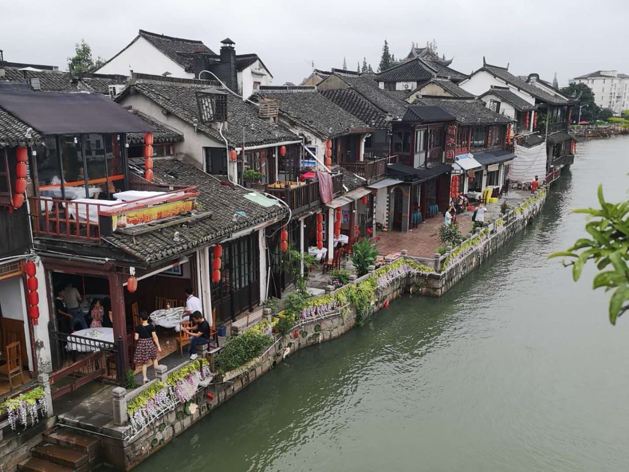 【携程攻略】上海放生桥景点,朱家角的一座放生桥，也是朱家角最重要的一座桥。桥上经常会坐着商贩…