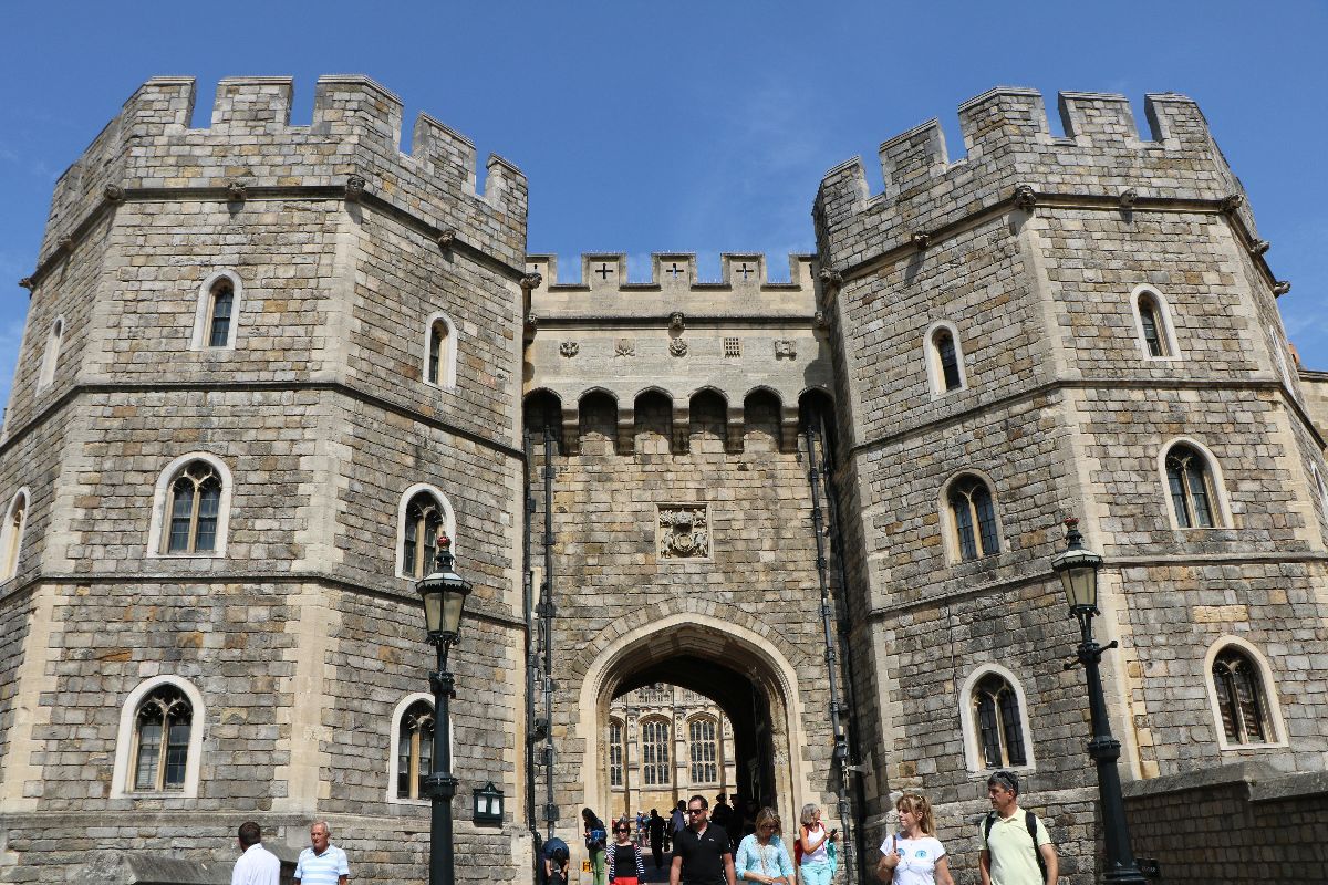 【携程攻略】温莎温莎城堡景点,温莎城堡是英国王室的行宫。伊丽莎白女王有时候也会来这里住上会儿。…