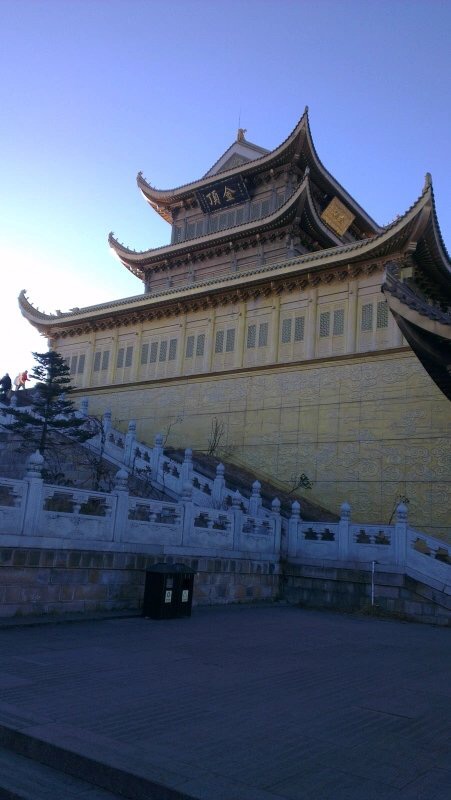 有寺廟約26座,重要的有八大寺廟,佛事頻繁.