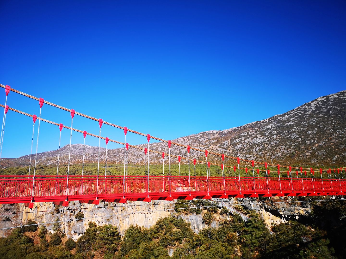 【东巴秘境】位于丽江市玉龙县白沙镇,总面积800谋亩,主要由高原牧场