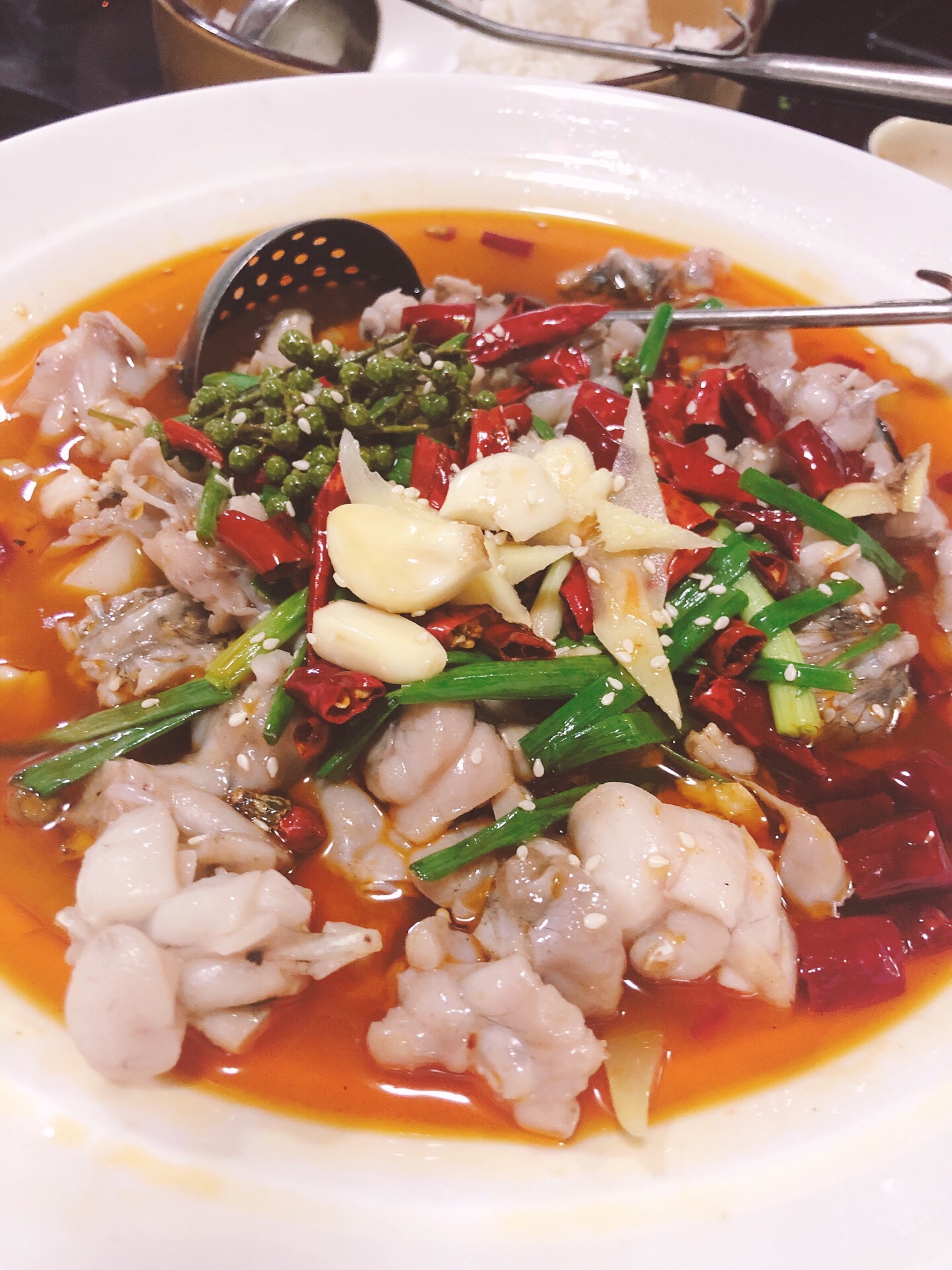 水煮田鸡还有酸菜桂花鱼也好推荐,肉很嫩,另外店家特调的酱汁也很赞