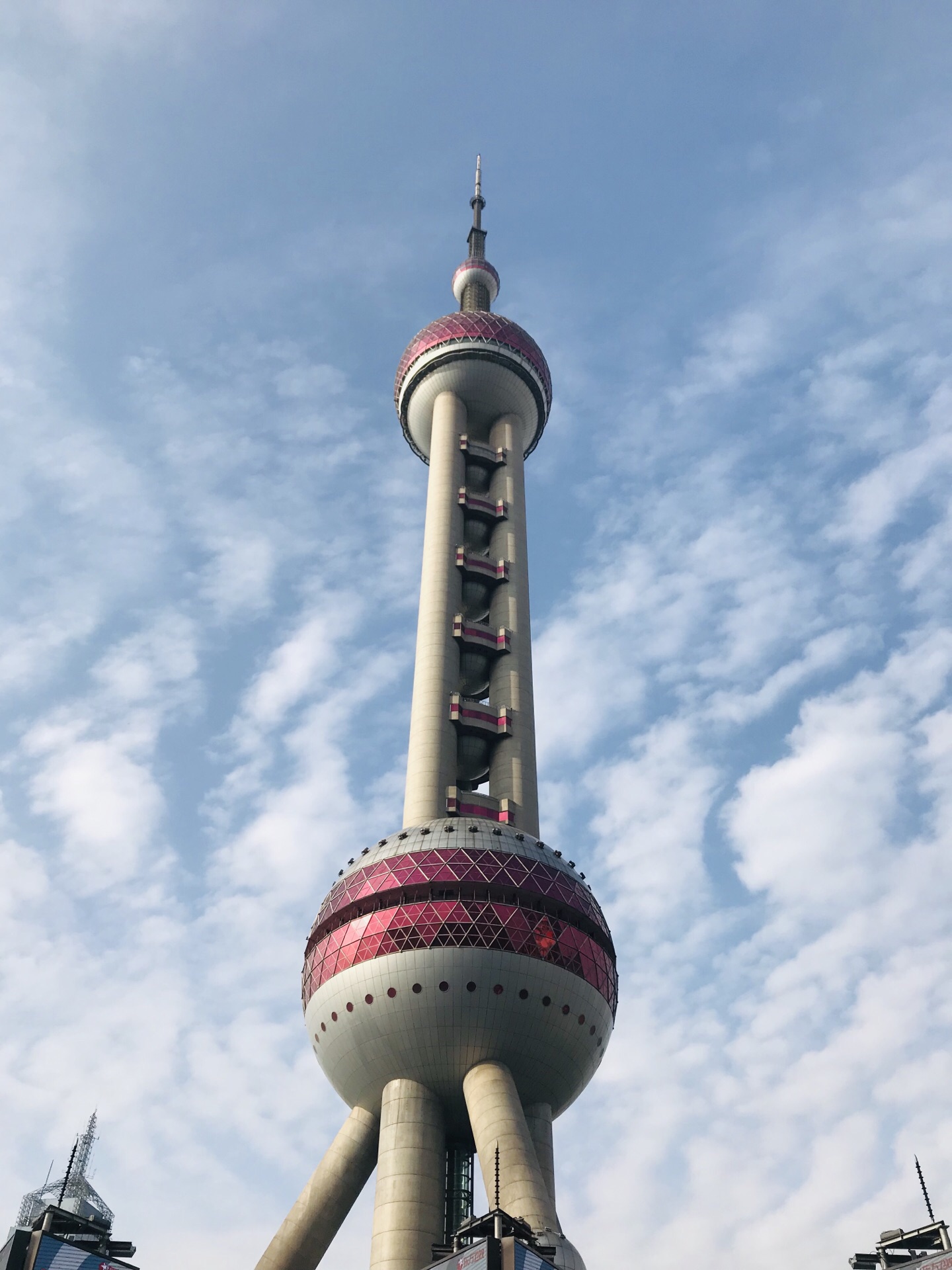 【携程攻略】上海东方明珠景点,我这个人其实对于登上东方明珠塔没有很强的执念，因为排队的人实在是…