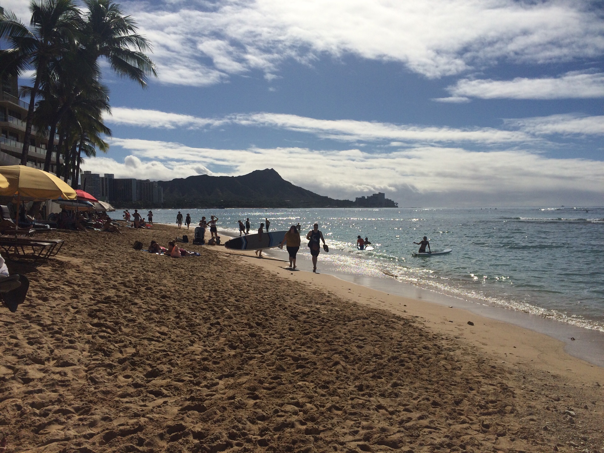 2022sandy beach游玩攻略,.的,很多游客在沙滩晒太阳.【去哪儿攻略】