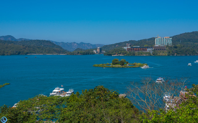我见到的台湾日月潭，湖面已成了枫叶形状