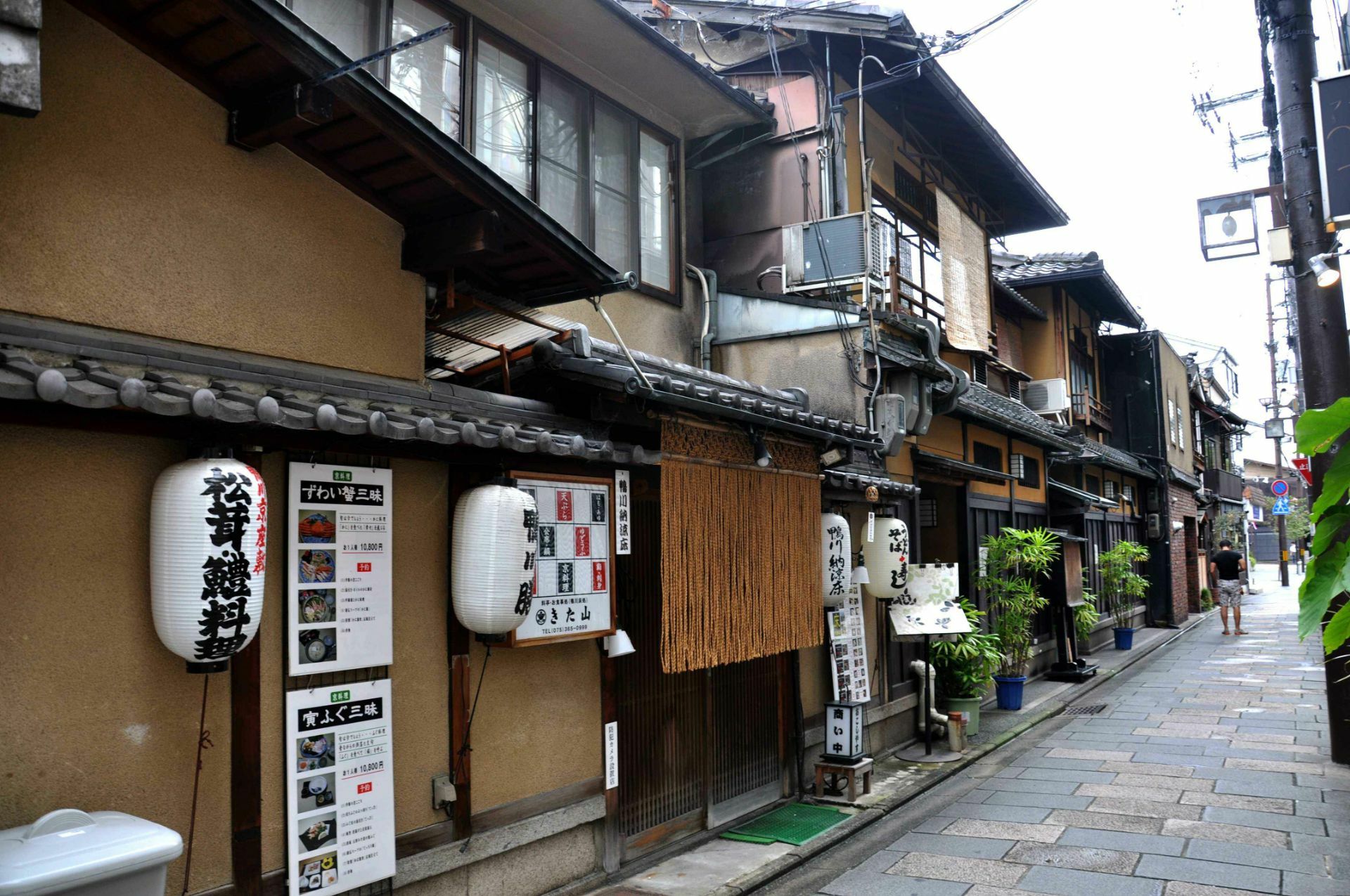 携程攻略 京都祇园景点 京都最大的艺伎区 日语的汉字为 祇园 而非原词条中的 Quot