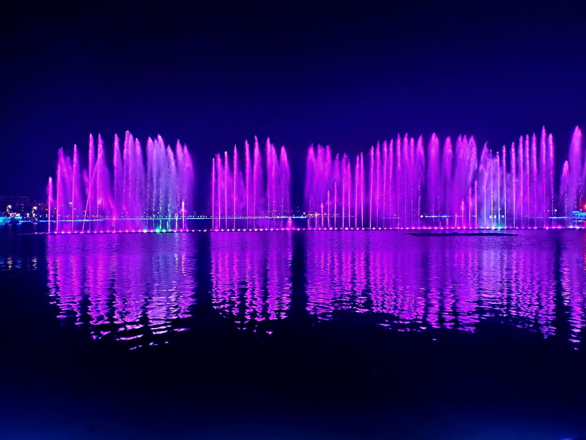 【携程攻略】肇庆七星岩牌坊广场音乐喷泉景点,七星岩牌坊广场音乐喷泉是漂浮式湖中大型音乐喷泉，弧形设计，与广场…