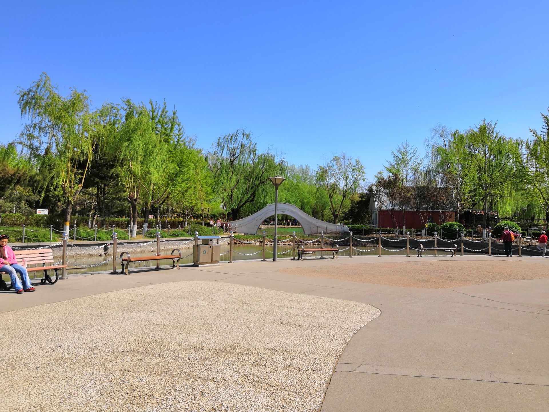 康庄公园是一个舒适,休闲,娱乐,健身为一体的多功能场所