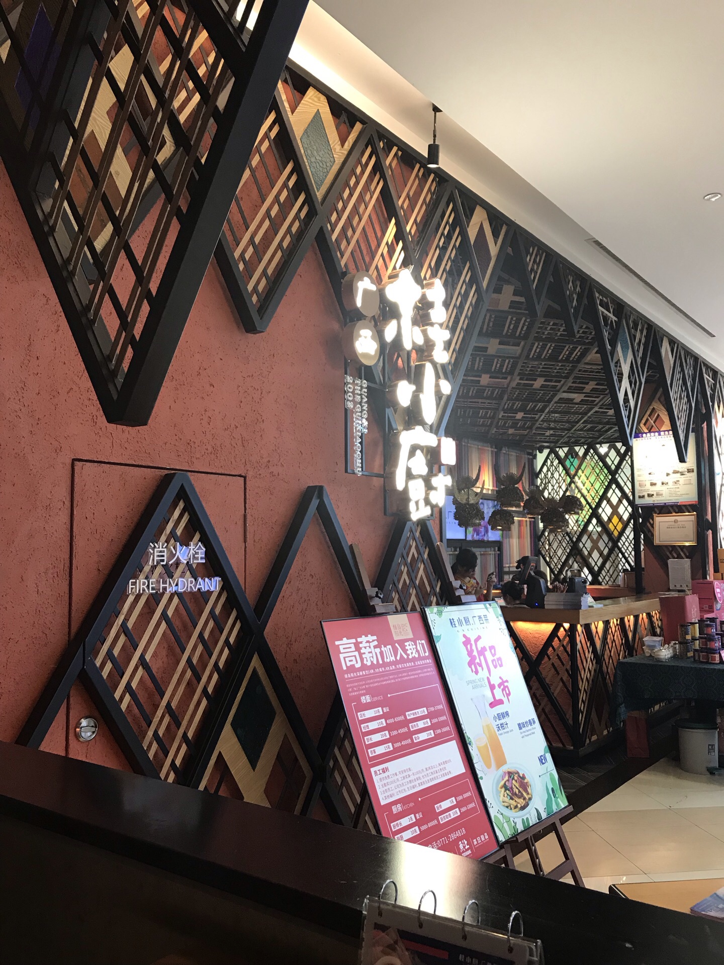 从南宁坐大巴去越南下龙湾河内晚饭在网上查了一下桂小厨很有名点了