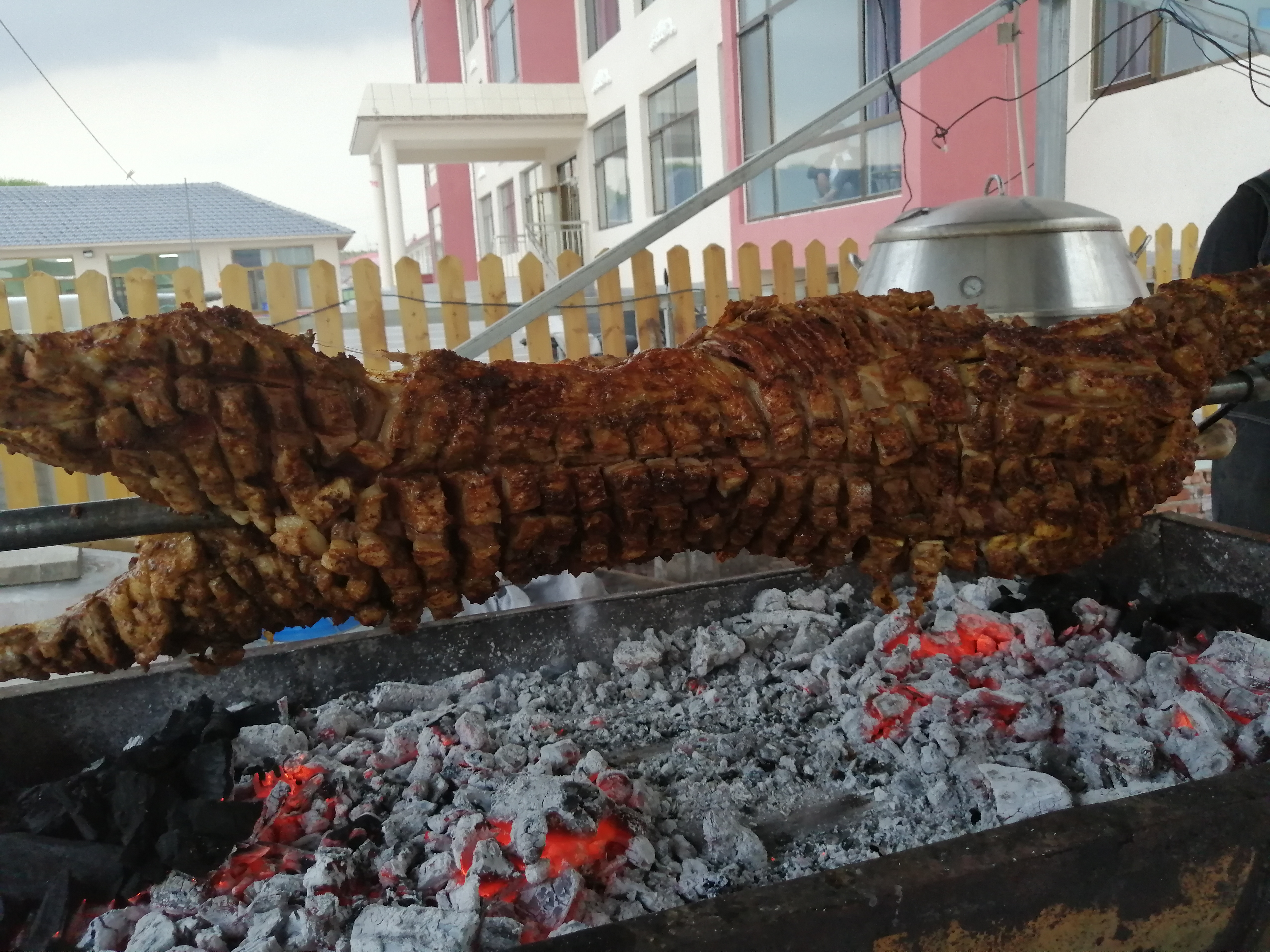 坝上草原宏源山庄烤全羊