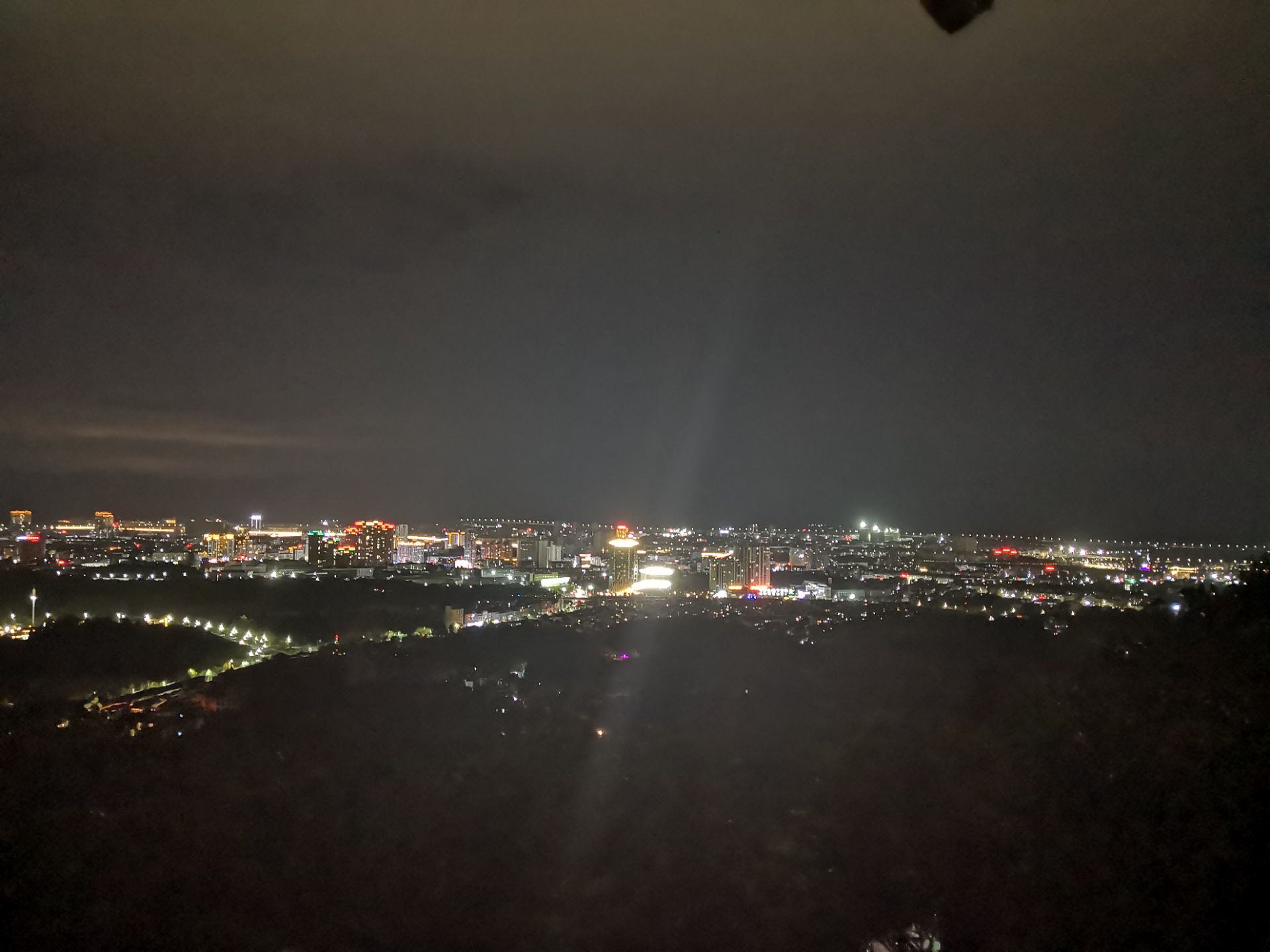 在山上看着天台夜景,吹着凉风,很是惬意