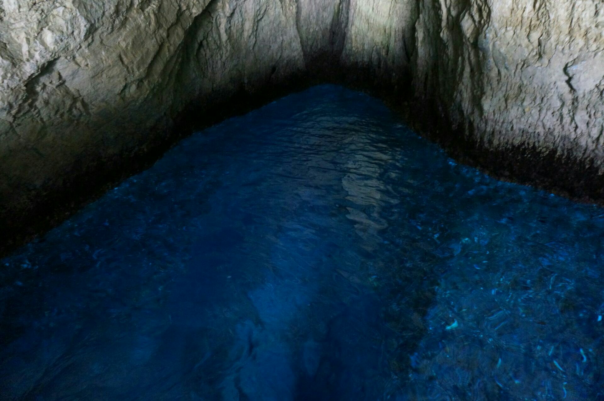 【携程攻略】塞班岛蓝洞景点,蓝洞最神奇之处，就是石灰岩经过海水长期侵蚀、崩塌，形成一个深洞