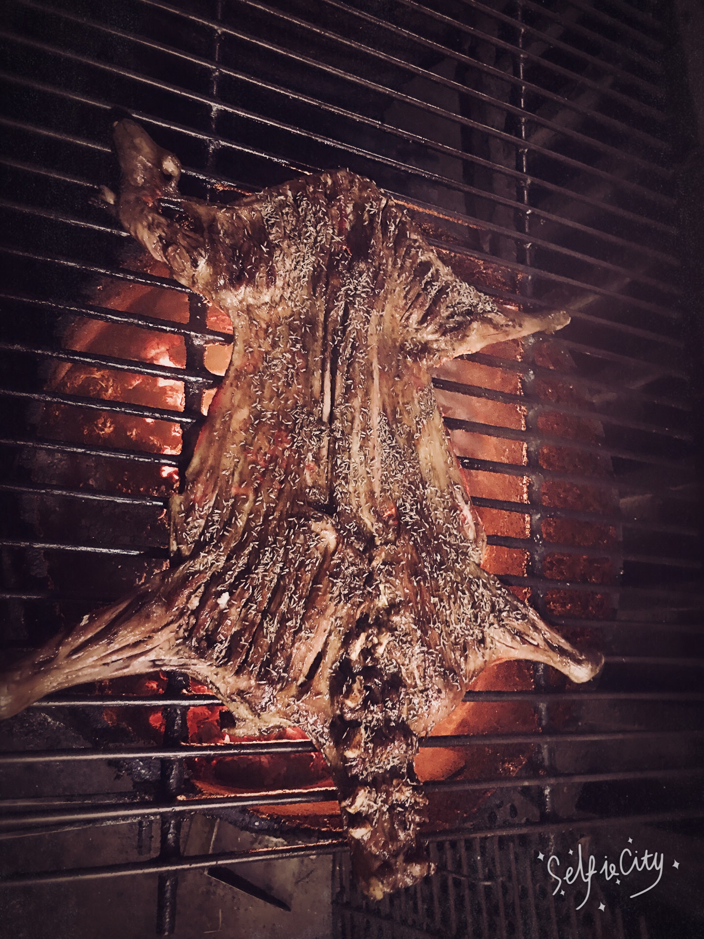 岭上人家岭峰古楼烤全羊