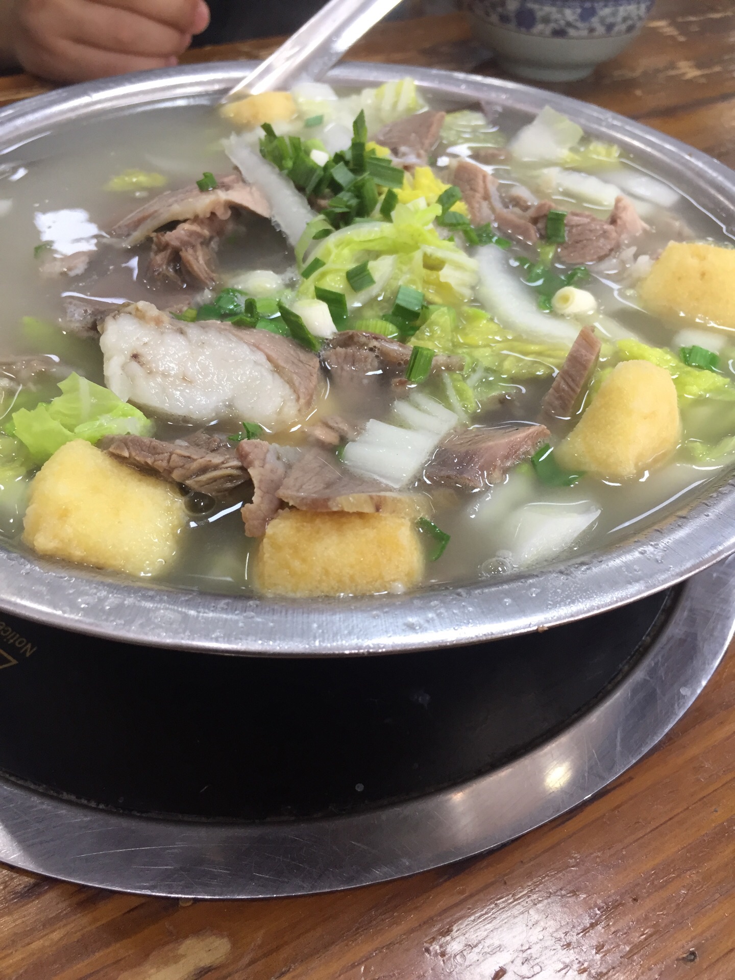 2)店面特色:主营羊肉火锅,白切羊肉等.
