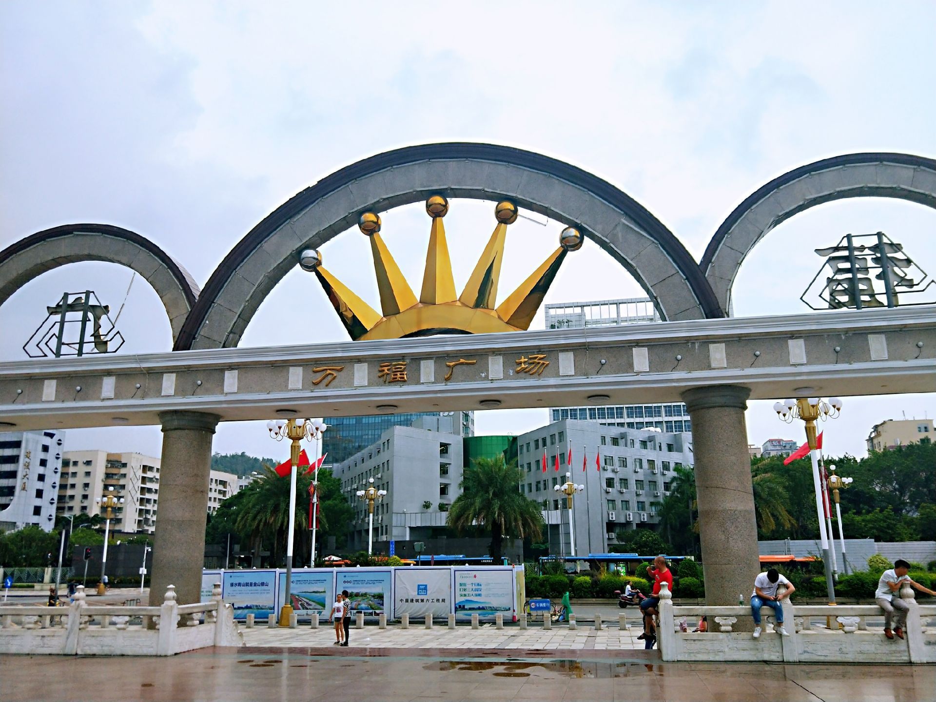 在深圳宝安区福永镇有个著名的广场名叫万福广场,这边有多达一万个福
