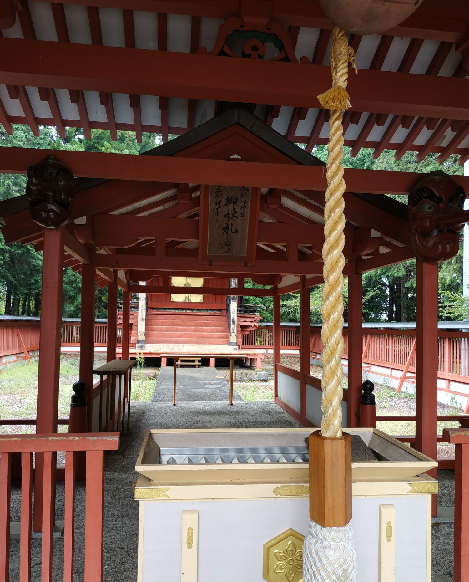 富士浅间神社的香火很旺,不少日本人前来参拜后,捐款