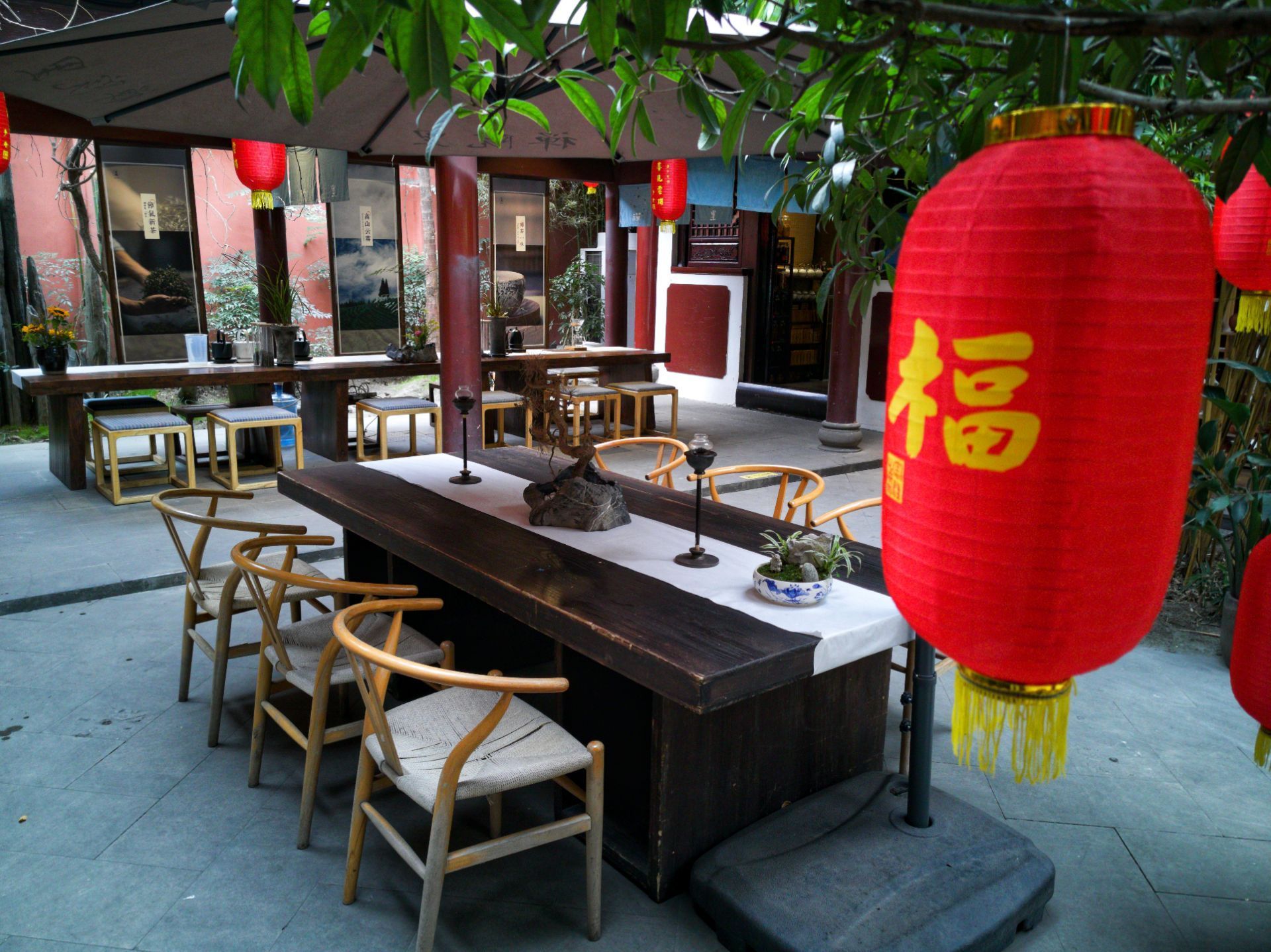 尘庐餐馆,此处为文殊院香园附属的茶园,结庐在人境 而无车马喧,禅茶一