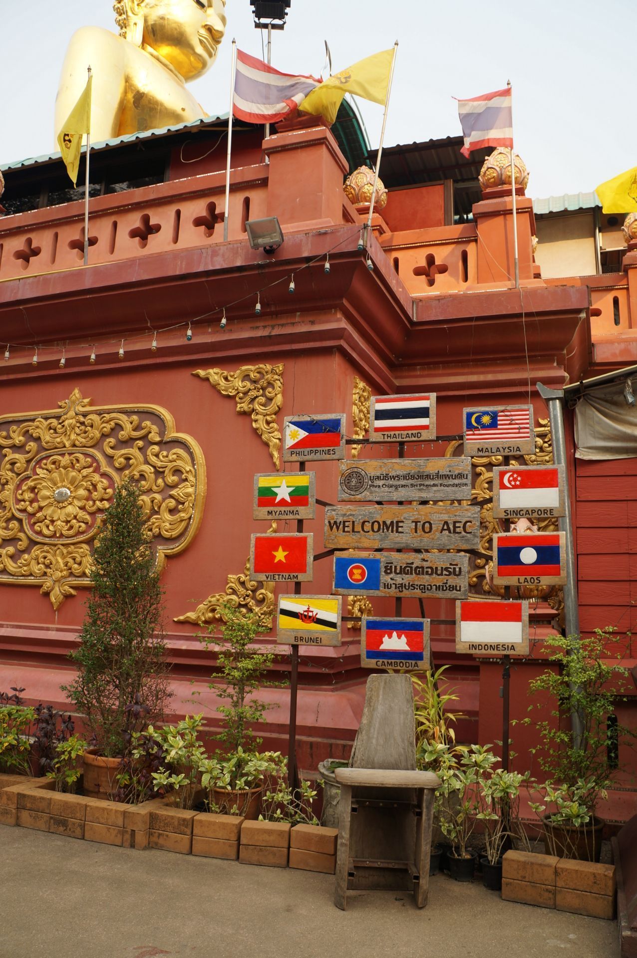 在参观完白庙和黑庙之后,最后来到金三角,泰国,缅甸和老挝三国边境