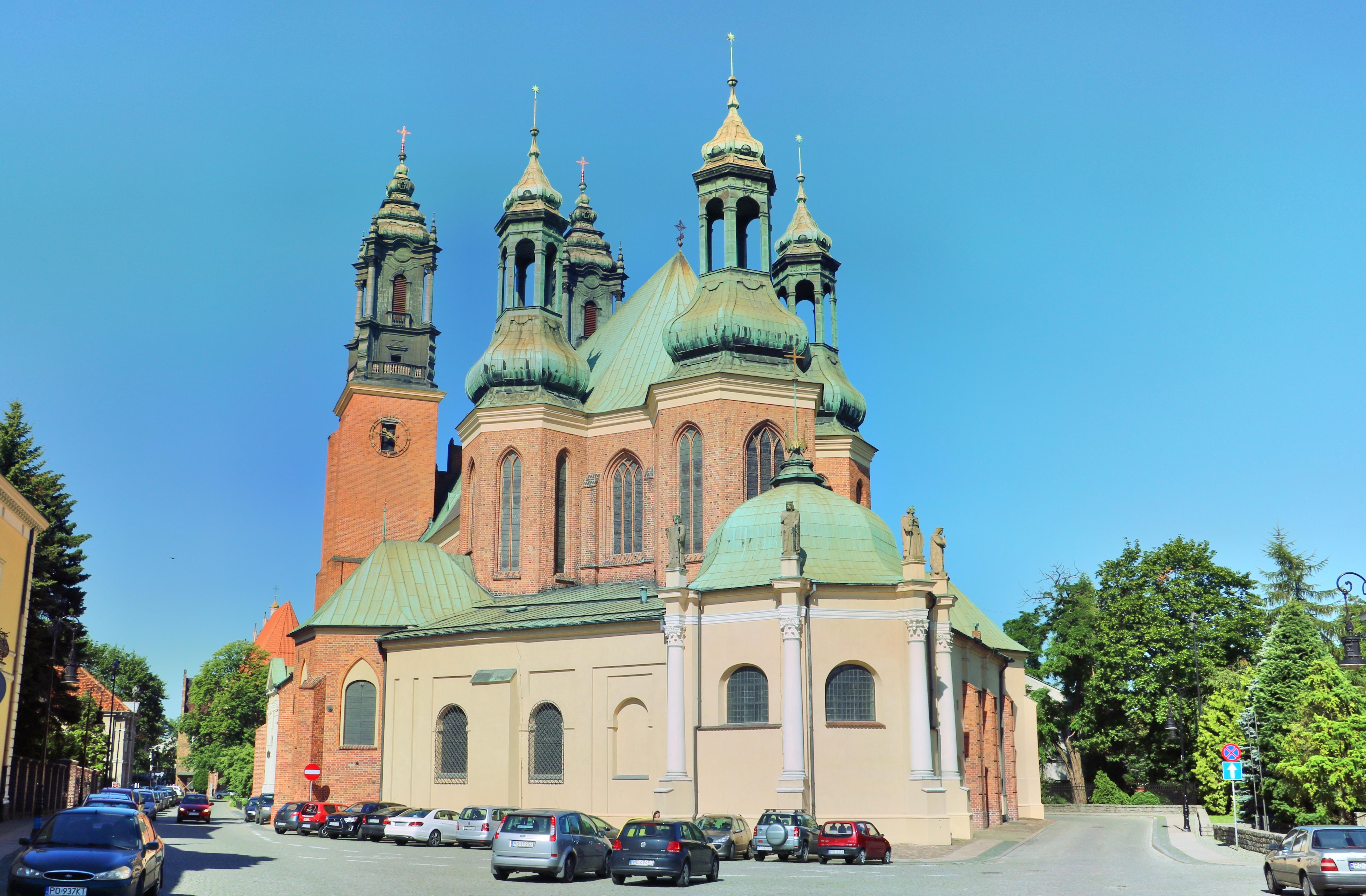 波兹南大教堂 直线距离 100m