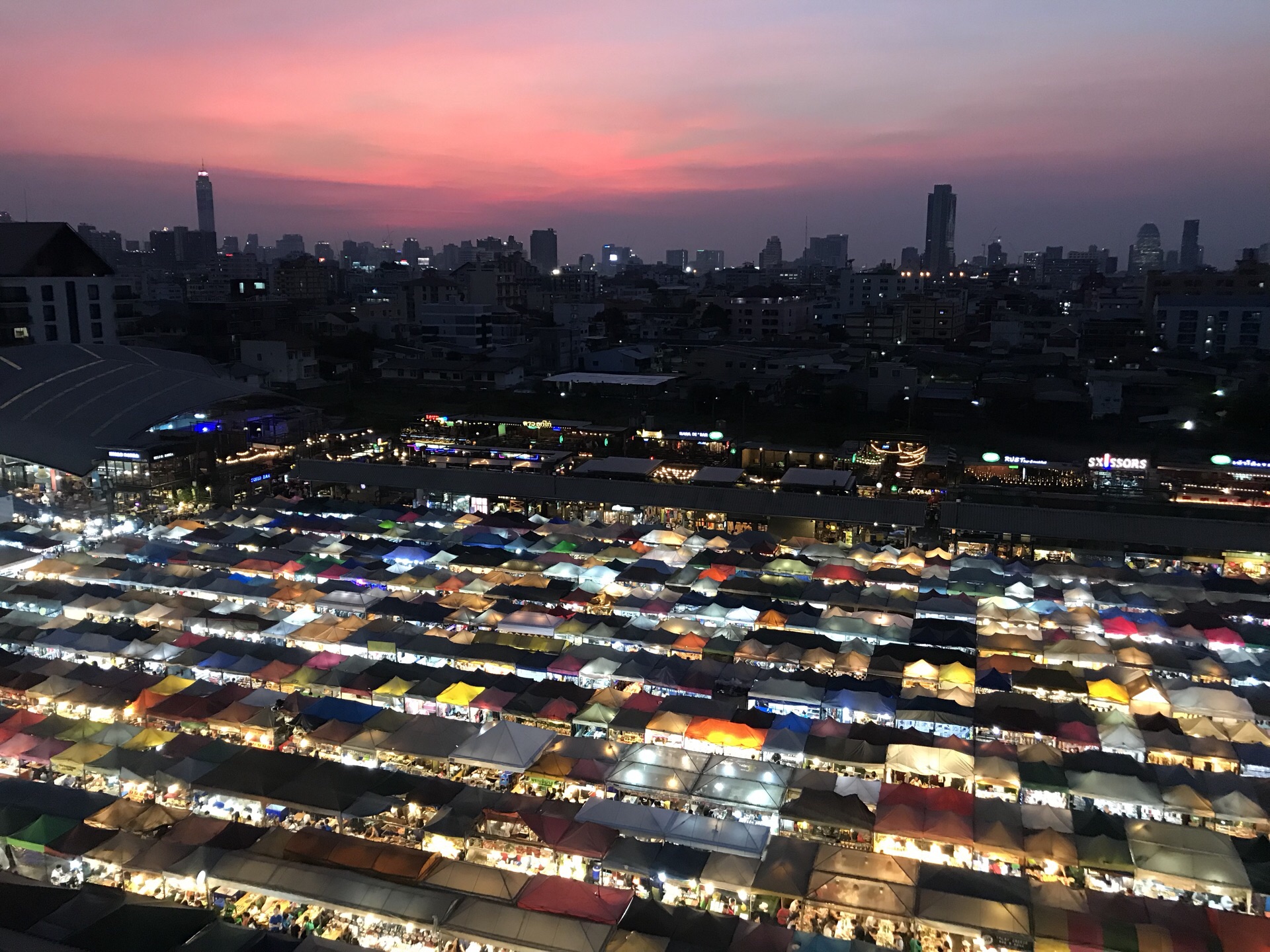 拉萨西郊夜市图片