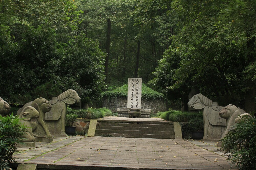 在美丽的西湖三台山麓还有一个西湖三雄之一的于谦祠祠堂白墙灰瓦朱漆