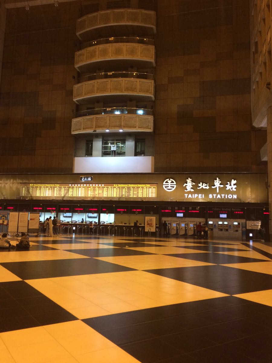 台北高铁和台北车站在一起,很大一个交通枢纽.