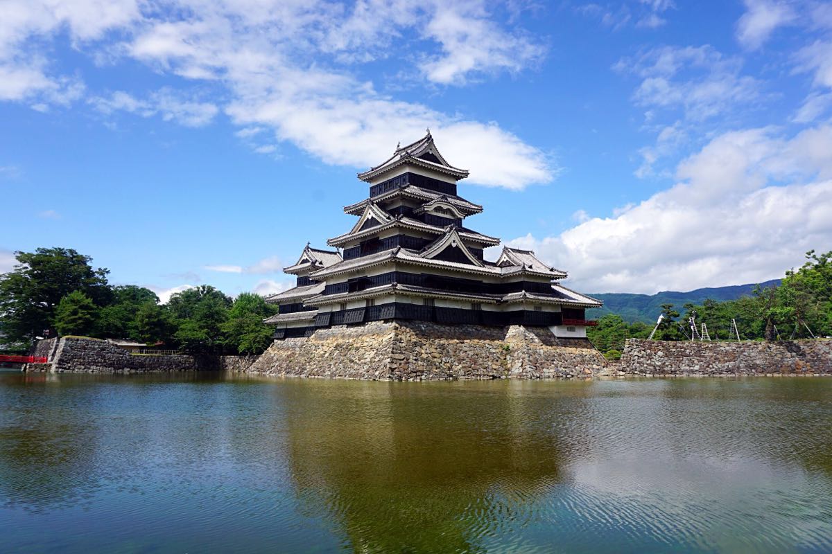 松本城在我国并不出名,实际它和姬路,犬山,彦根城都是被日本政府指