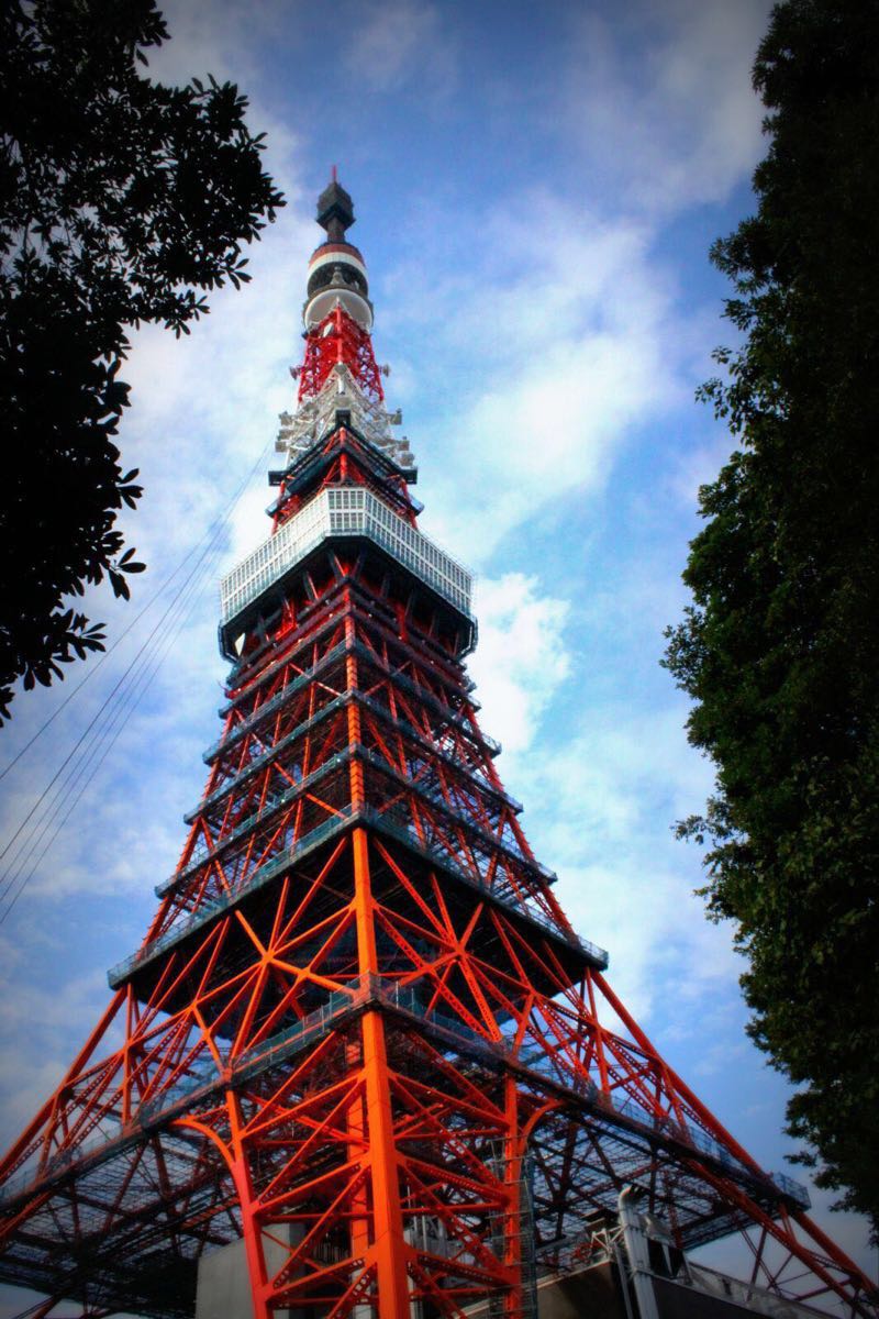 东京塔是日本标志性建筑,这里的浪漫气氛很高,个人感觉他有点像我们