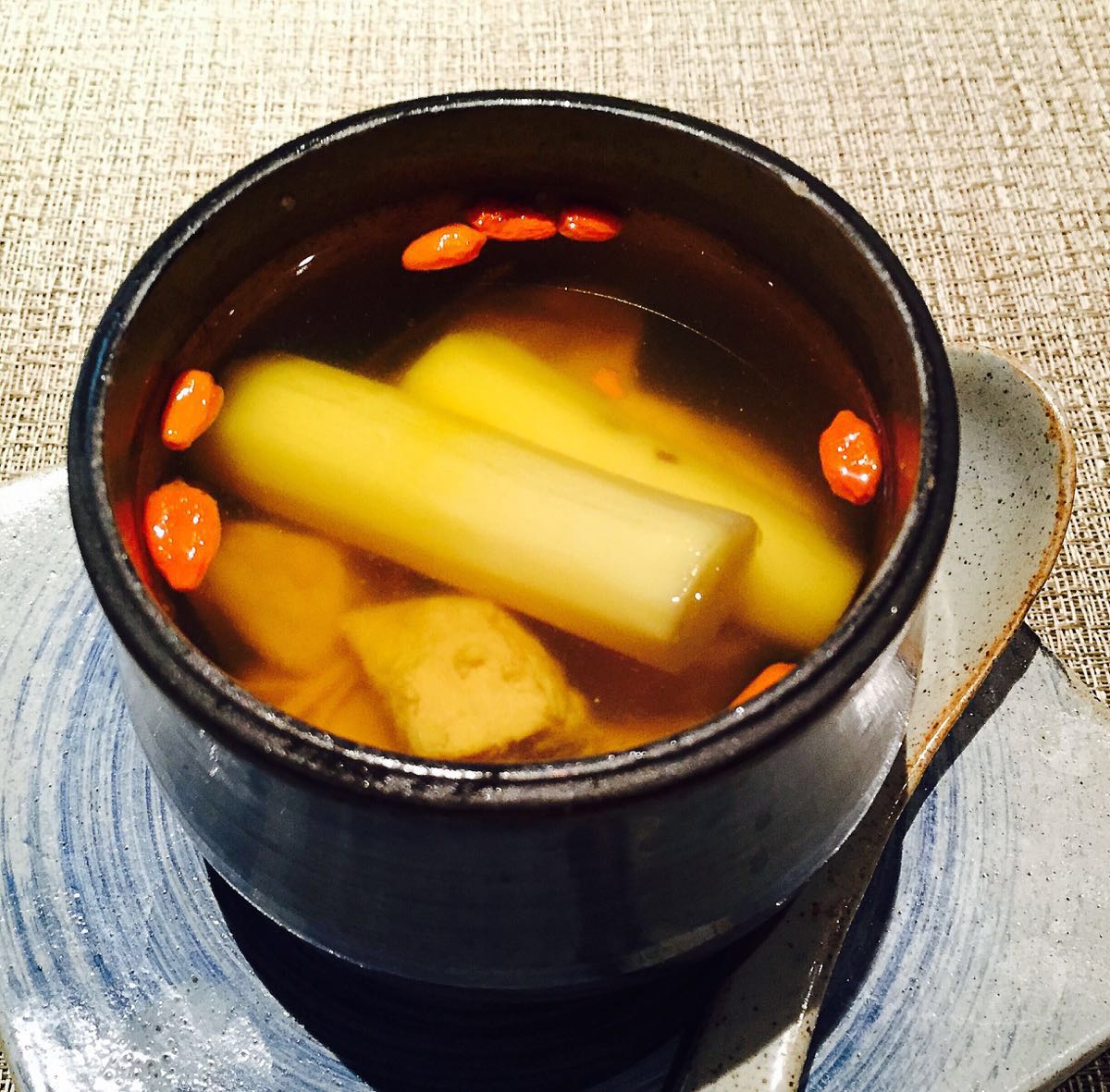 白灼菜心32元,这道菜没什么可评价的;虫草花松茸炖土鸡48元,枸杞山药