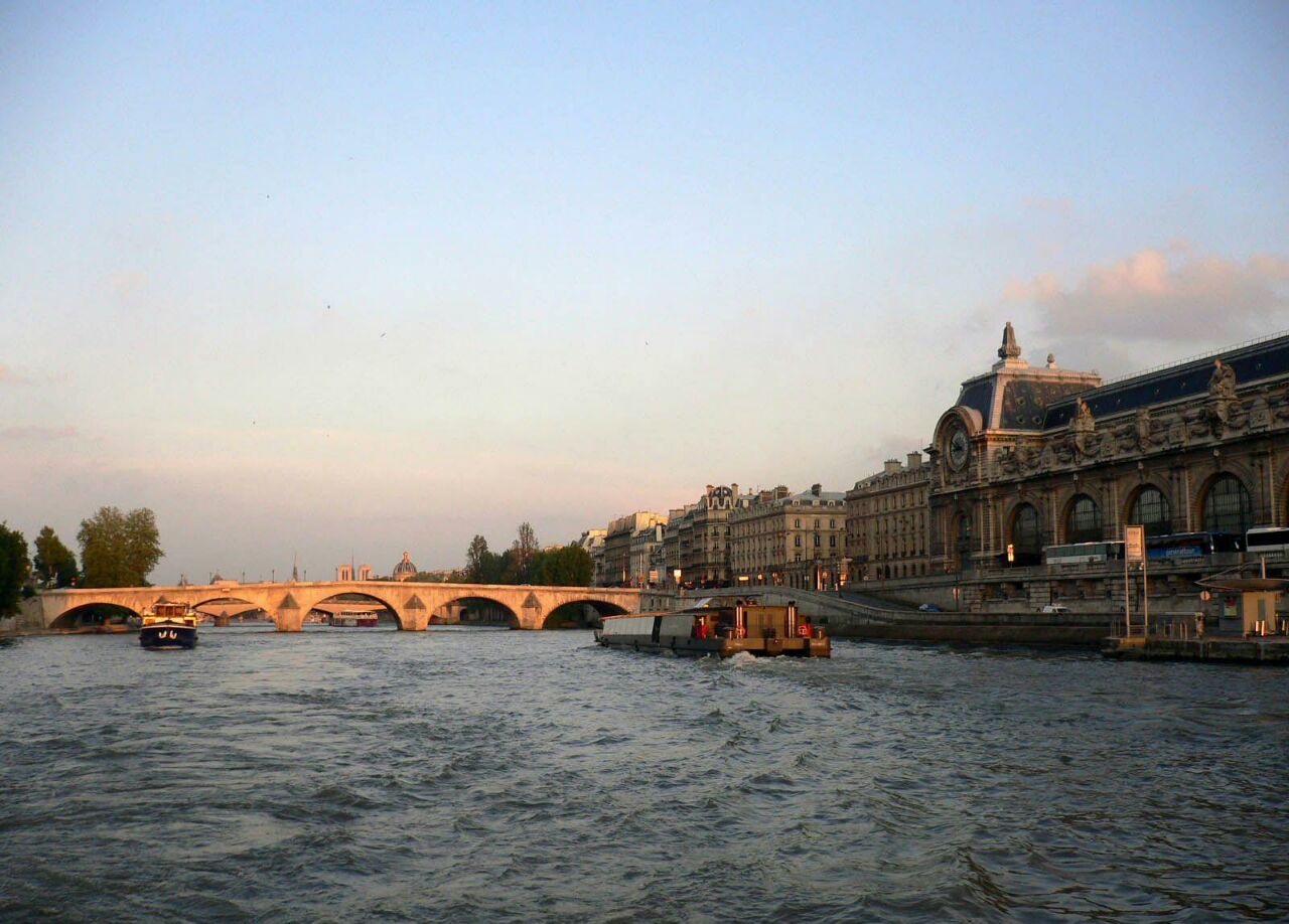 【携程攻略】巴黎塞纳河景点,塞纳河是巴黎的母亲河，她是欧洲有历史意义的大河之一，其排水网络的…