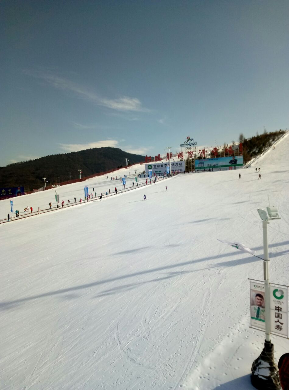 松鸣岩滑雪场图片