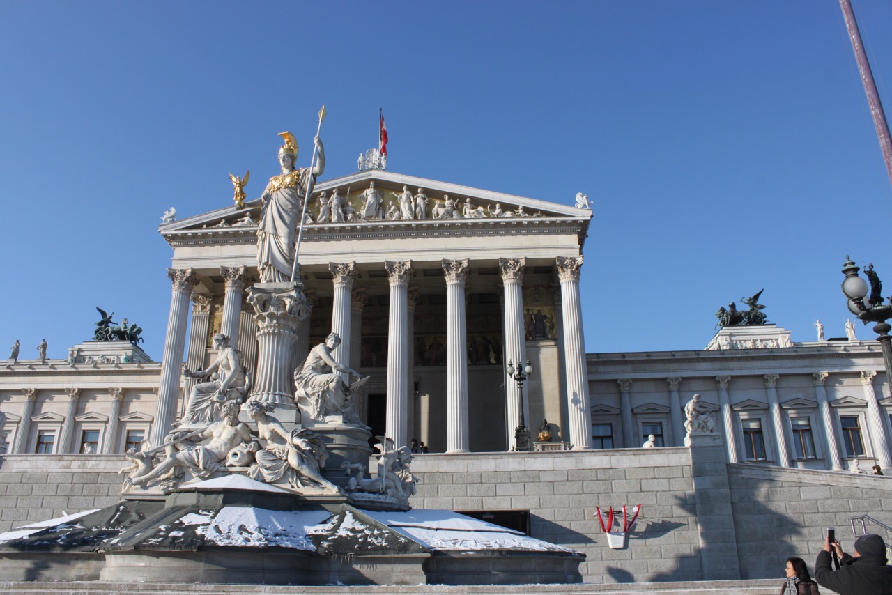 不过瞻仰象征自由和平的雅典娜还是值得一看～显著的古希腊建筑风格