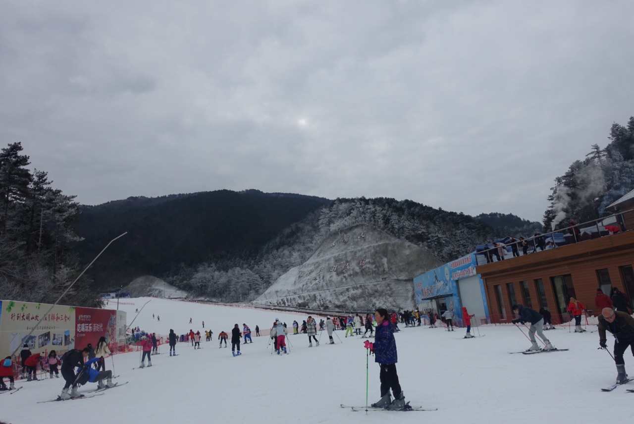 【携程攻略】杭州大明山万松岭滑雪场景点,滑雪道特别多，各种收费太多，一个五六分钟的索道收费50，其他收费更…
