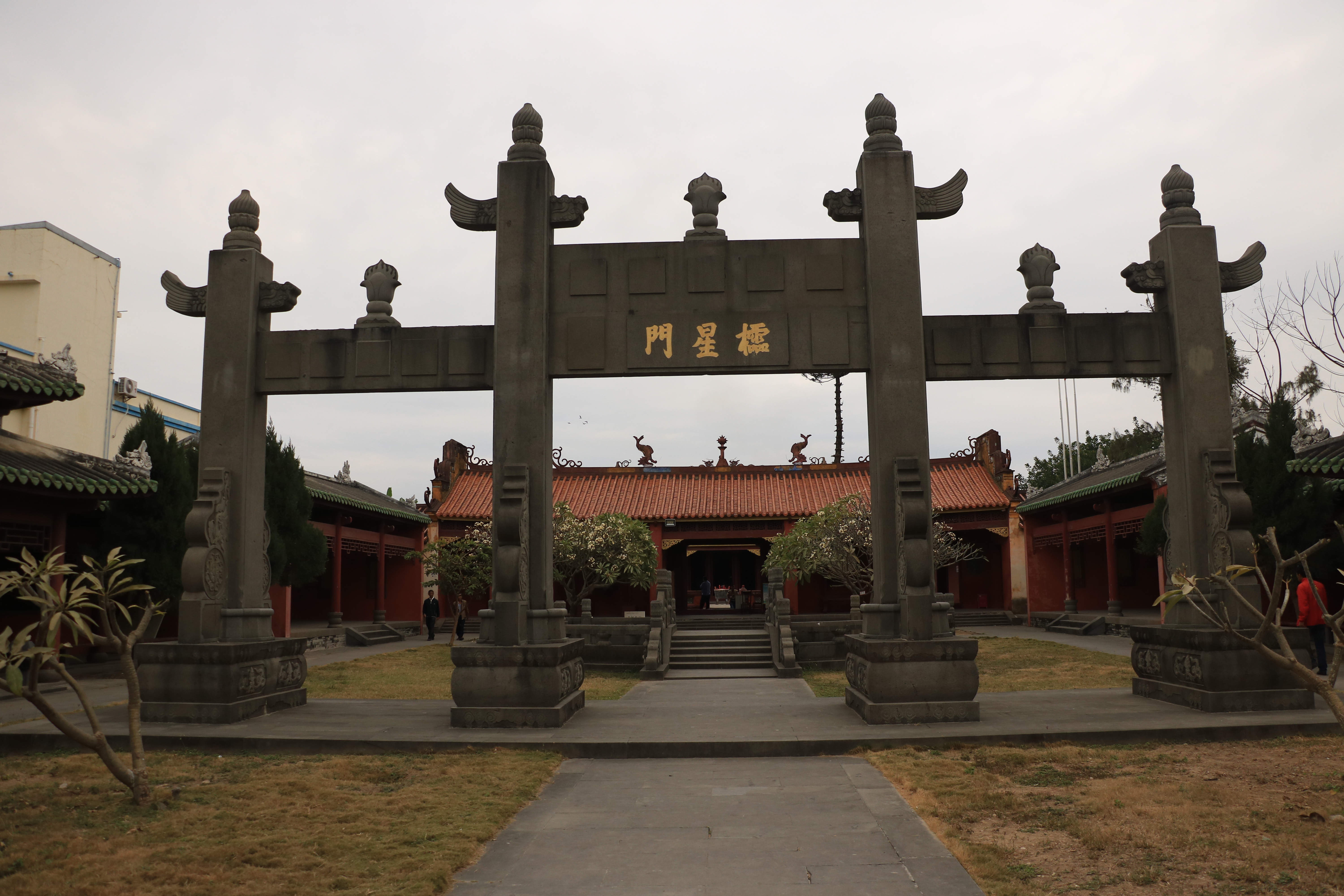 后询问当地人知道古城后面有个琼崖宫,里面地方很小,进入后一个棂星门