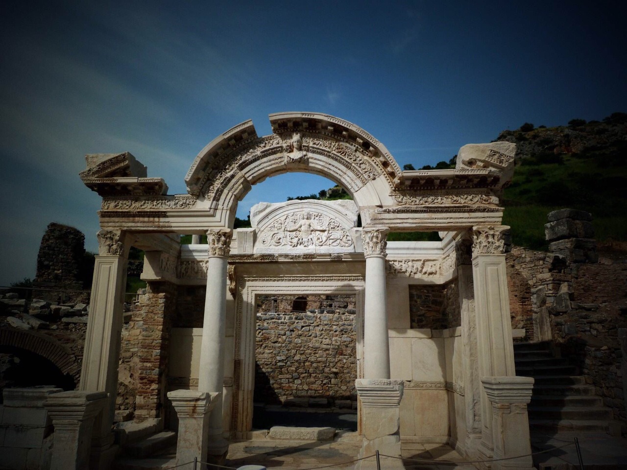 哈德良神庙temple of hadrian