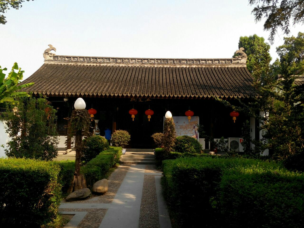 整个古建筑群肃穆凝重,洋溢着浓郁