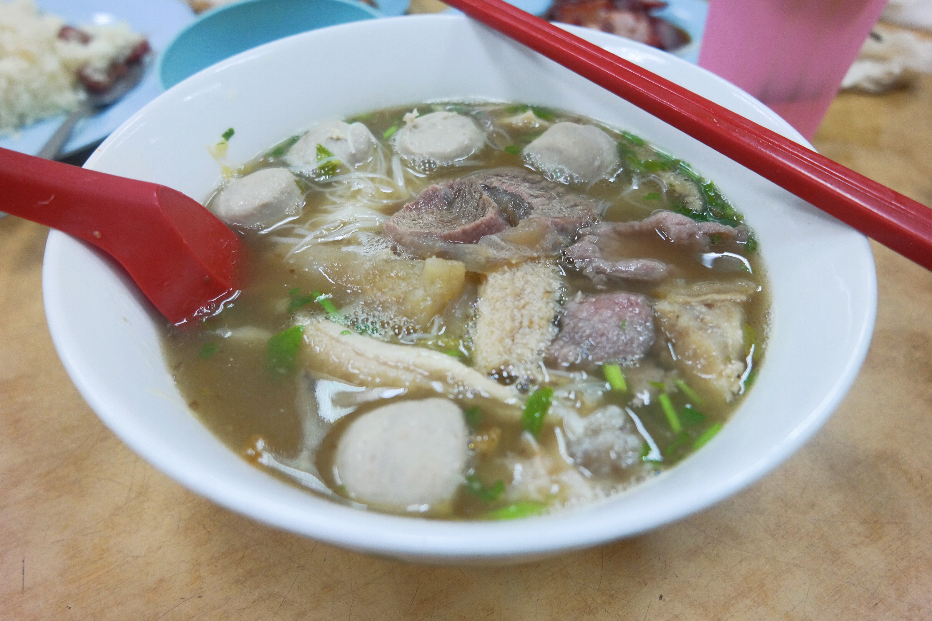 有几十年历史的牛腩粉,牛腩和牛肉都很嫩,牛肉丸qq的很好吃,汤底味道