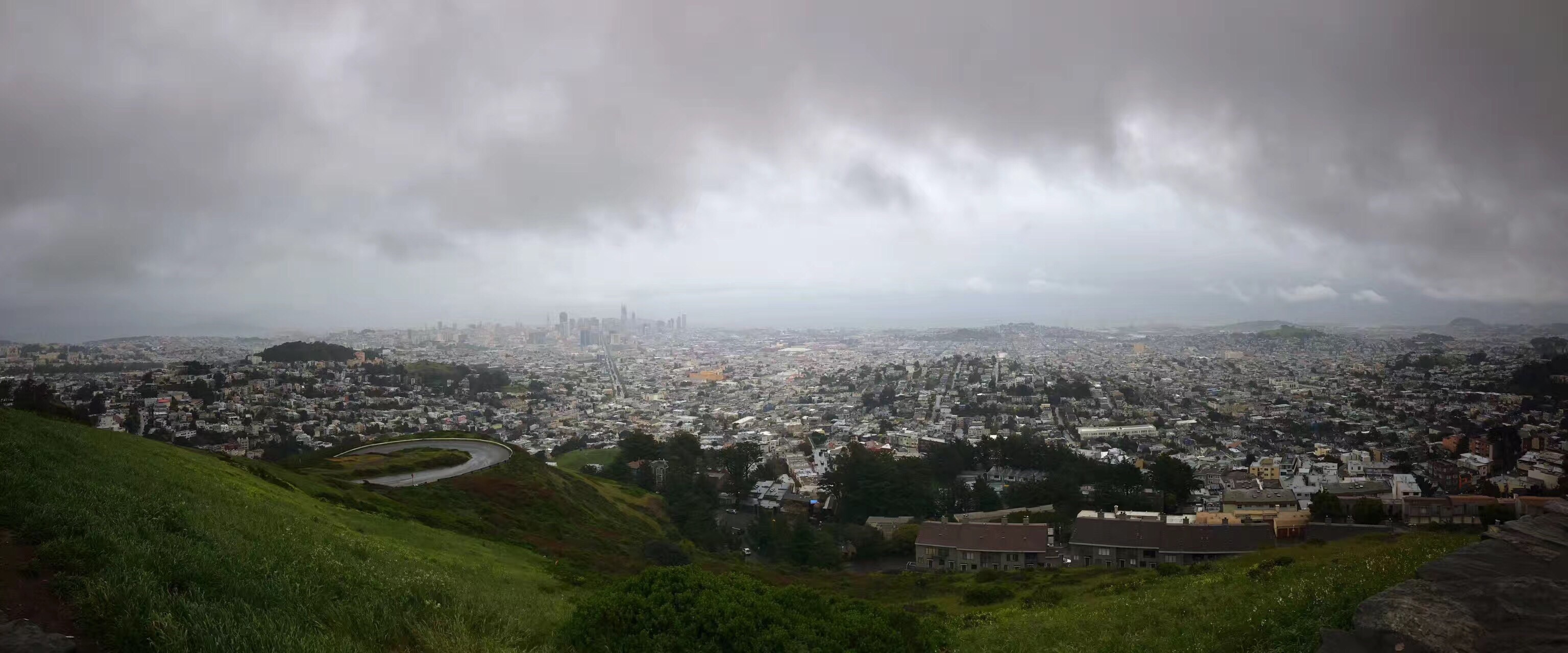 携程攻略 旧金山双子峰景点 雨天在双子峰俯瞰旧金山也是别有一番风味啊 这样的大城市不用广角镜