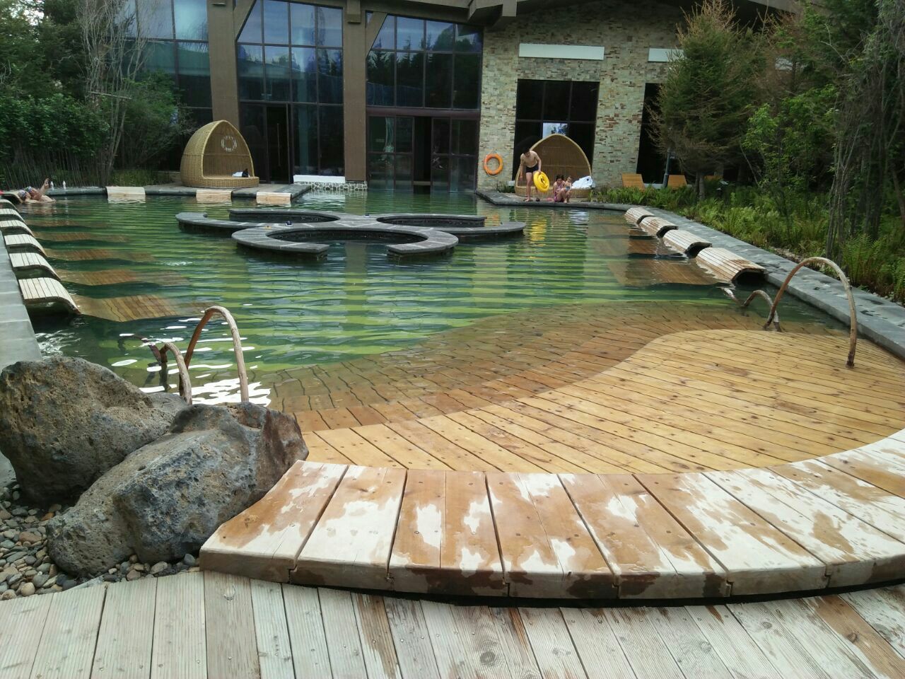 【携程攻略】桂林罗山湖四季温泉小镇景点,温泉不错，有室内和室外的，环境优雅，水质干净，还有按摩椅池，石板…