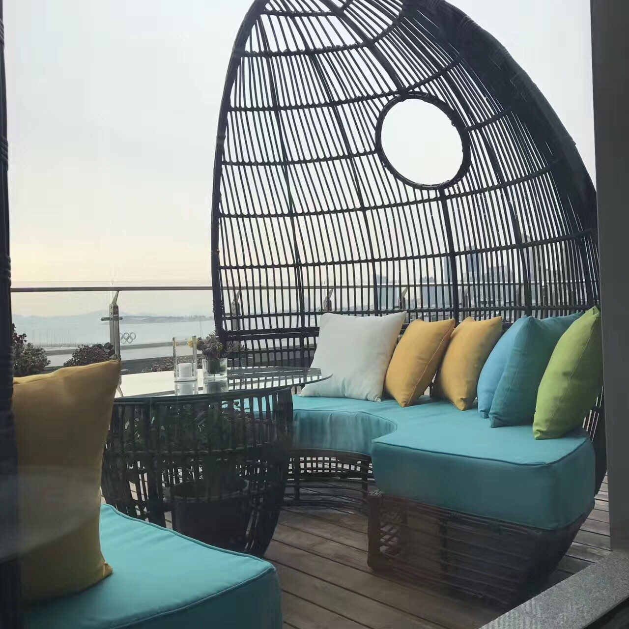 无论咖啡鸡尾酒甜品摆盘都非常优美很适合女生闺蜜之间畅聊