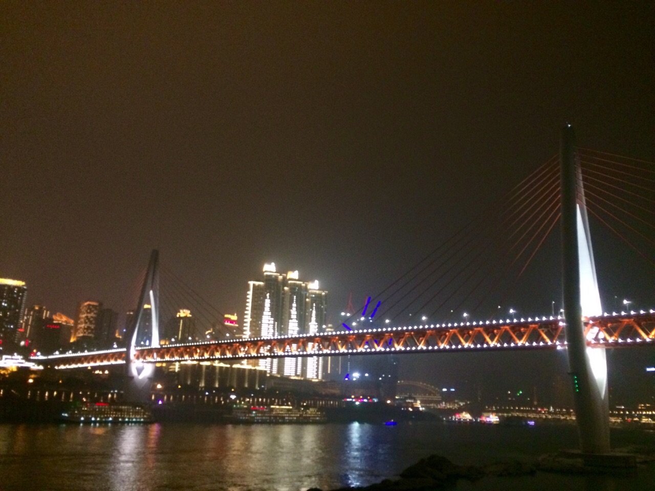 【携程攻略】重庆南滨路景点,我想说南滨路的夜景真的美，每次我心情不好都会跑去南滨路散心，南滨…
