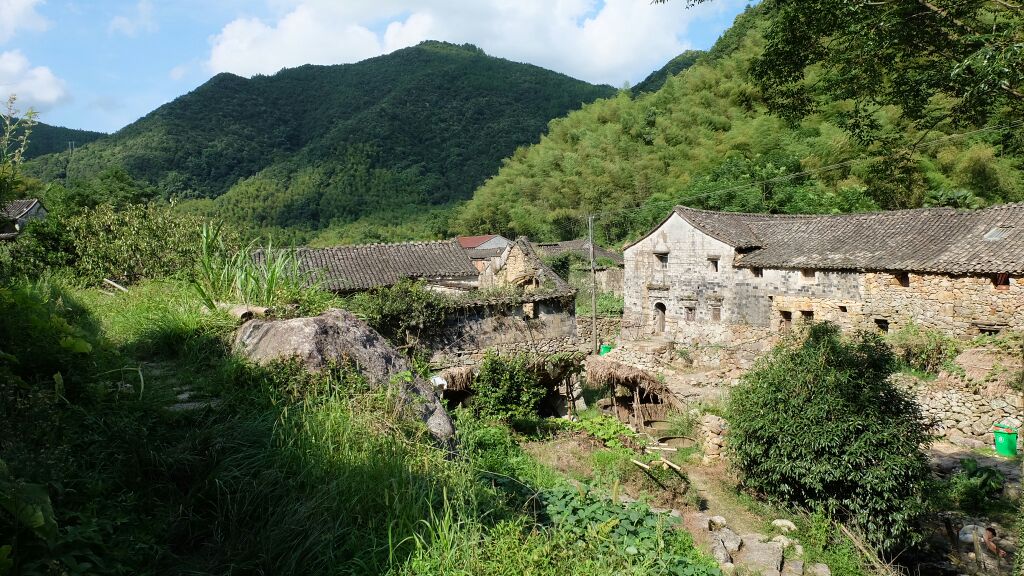位于浙江台州临海小芝镇的胜坑村也被称为石头村,村里的交通直至今日