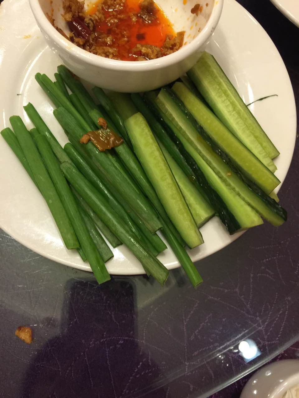 这是虾酱饽饽上的葱和黄瓜简直无语了葱全是叶只有唯一的一根葱白黄瓜