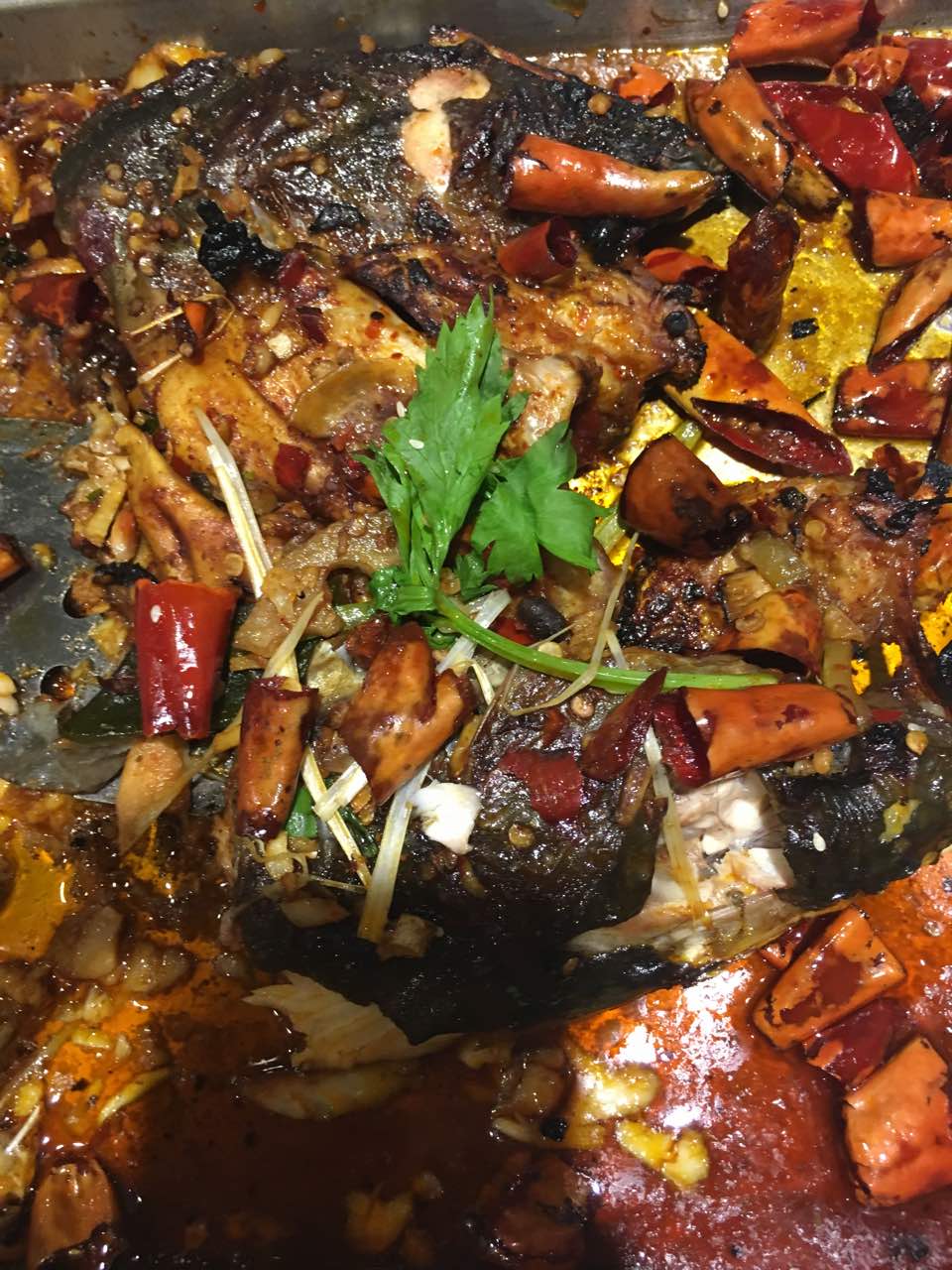 妙味烤鱼吧,烤鱼非常美味,吃完基本上都不剩什么了.上菜快,鱼肉鲜嫩.