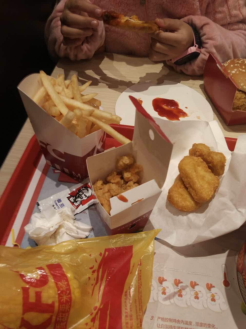 嘉定区肯德基(嘉亭荟店)餐馆,新春小食桶,比较实惠,孩子喜欢吃的都有