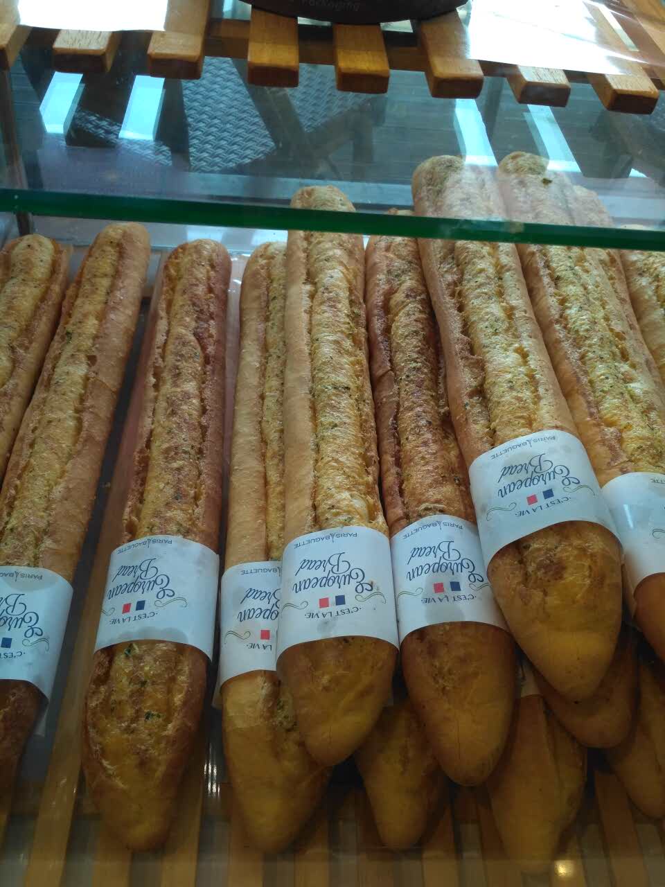 2021巴黎贝甜(欧尚店)美食餐厅,她们家法棍超好吃!味道蒜香.